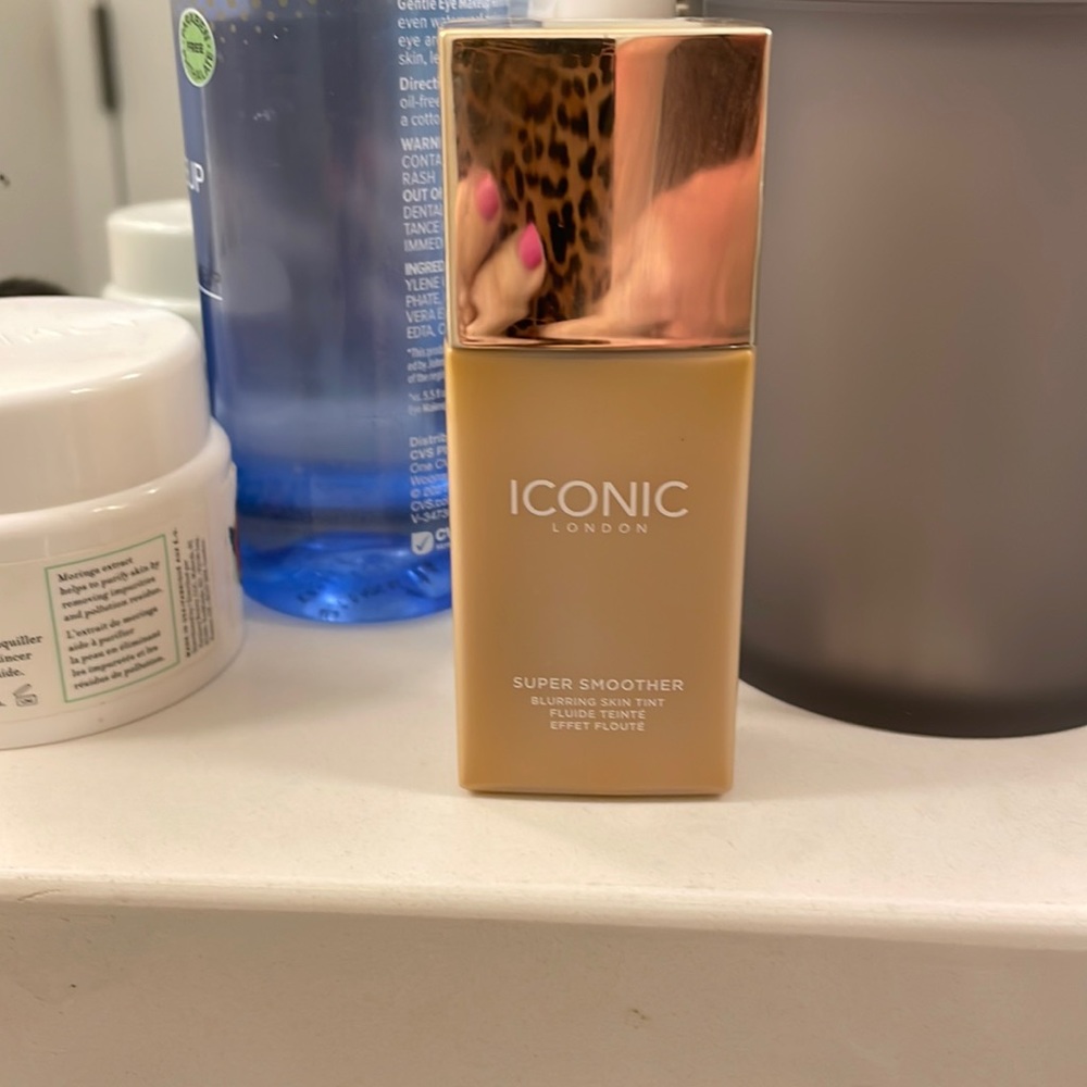 Iconic London blurring skin tint super smoother golden medium